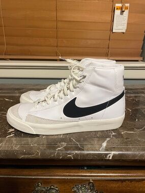 Nike Women’s Blazer Mid 77